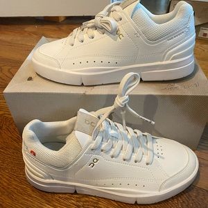 On cloud Roger Womens sz 6.5m new